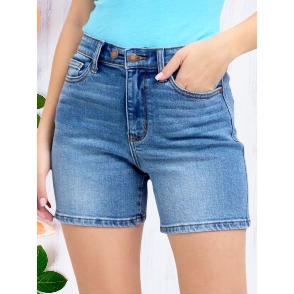 Judy Blue 2 Button Dad Shorts High Rise Medium Wash Stretch Denim Mid Length 5”